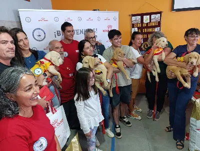 El Club de Leones de "La Colonia" hizo entrega de perros guía