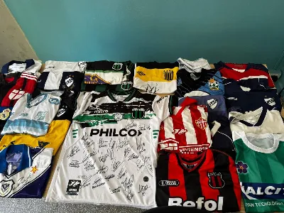 Dos detenidos tras un intento de robo y el llamativo secuestro de una colección de camisetas de fútbol