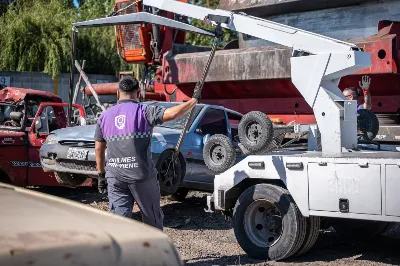 El Municipio realizó una jornada de compactación de vehículos secuestrados