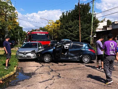 Dos autos chocaron en Quilmes Oeste: No hubo heridos