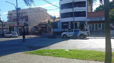 Un auto y una moto chocaron en pleno centro de Quilmes