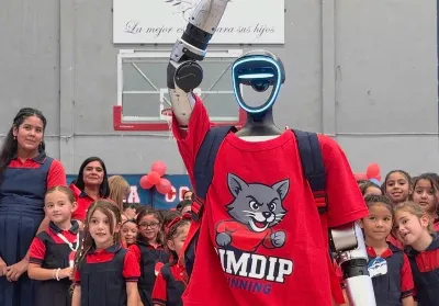 Robot humanoide dio la bienvenida a los alumnos en el inicio de clases en una escuela de Quilmes