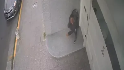 Insólito episodio escatológico en pleno centro de Quilmes: un hombre defecó en la puerta de un edificio