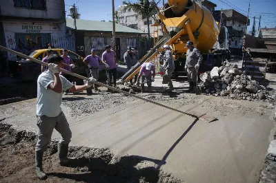 Avanzan los trabajos de bacheo en el barrio Los Eucaliptus de Solano