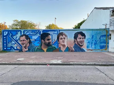 Artista pinta un mural homenaje a “Okupas” en la Ribera y convoca a la comunidad a colaborar