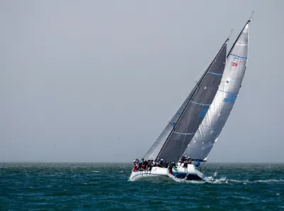 La vela moderna como laboratorio flotante donde la tecnología decide regatas de 40 minutos