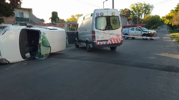 Accidente de tránsito en Quilmes Oeste: un auto terminó dado vuelta y su conductor fue asistido