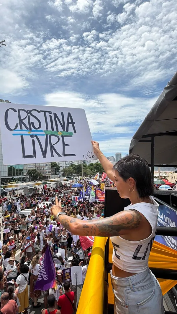 Mayra Mendoza participó de una marcha por el 8M en Brasil y pidió por la liberación de CFK