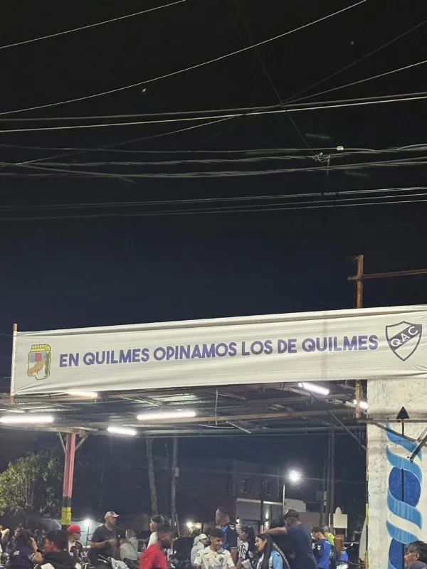 La polémica por los dichos de "Carli" Bianco llegó al fútbol: Aparecieron pasacalles en el Centenario