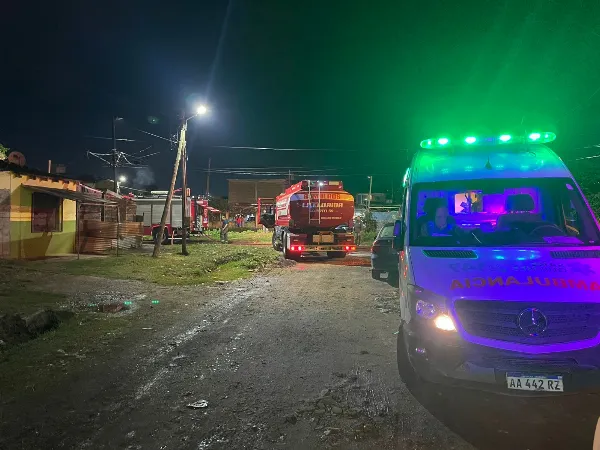 Incendio en La Matera: Una vivienda quedó destruida por el fuego