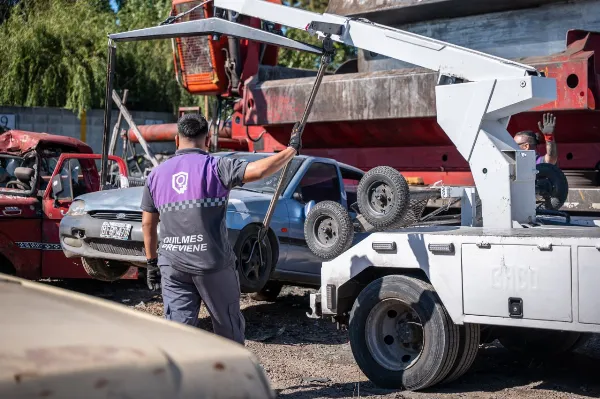 El Municipio realizó una jornada de compactación de vehículos secuestrados