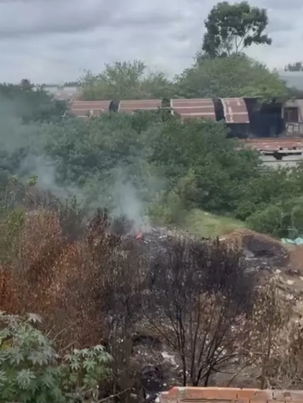 Preocupación vecinal por un incendio persistente en un descampado de Quilmes Oeste