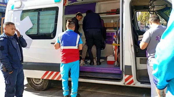 Escándalo en la estación: Una mujer fuera de sí irrumpió en una pizzería y debió ser reducida