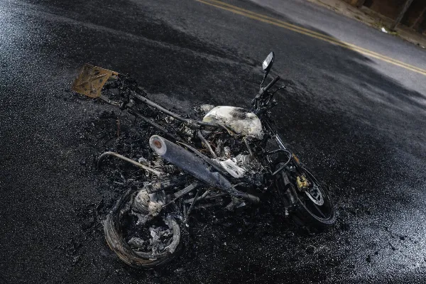 Grave choque en la madrugada dejó un motociclista herido