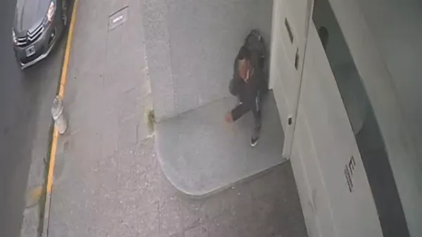 Insólito episodio escatológico en pleno centro de Quilmes: un hombre defecó en la puerta de un edificio
