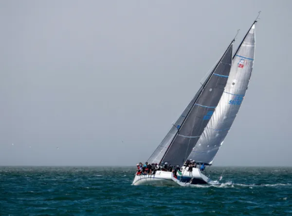 La vela moderna como laboratorio flotante donde la tecnología decide regatas de 40 minutos