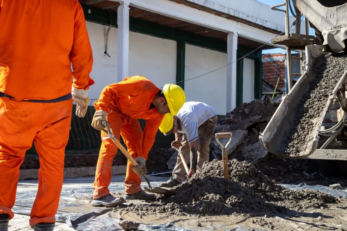 Avanzan las obras de pavimento en dos barrios de Bernal Oeste