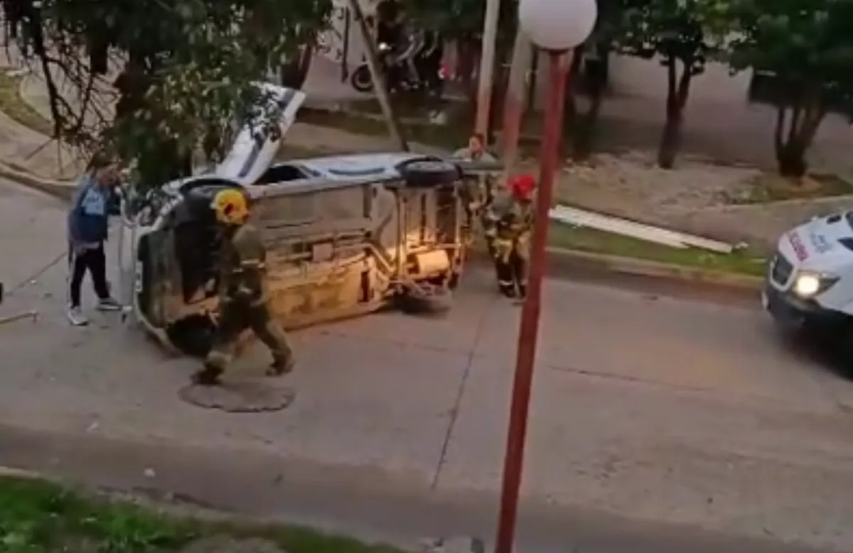 Accidente de tránsito en Solano: Un auto terminó dado vuelta tras una mala maniobra