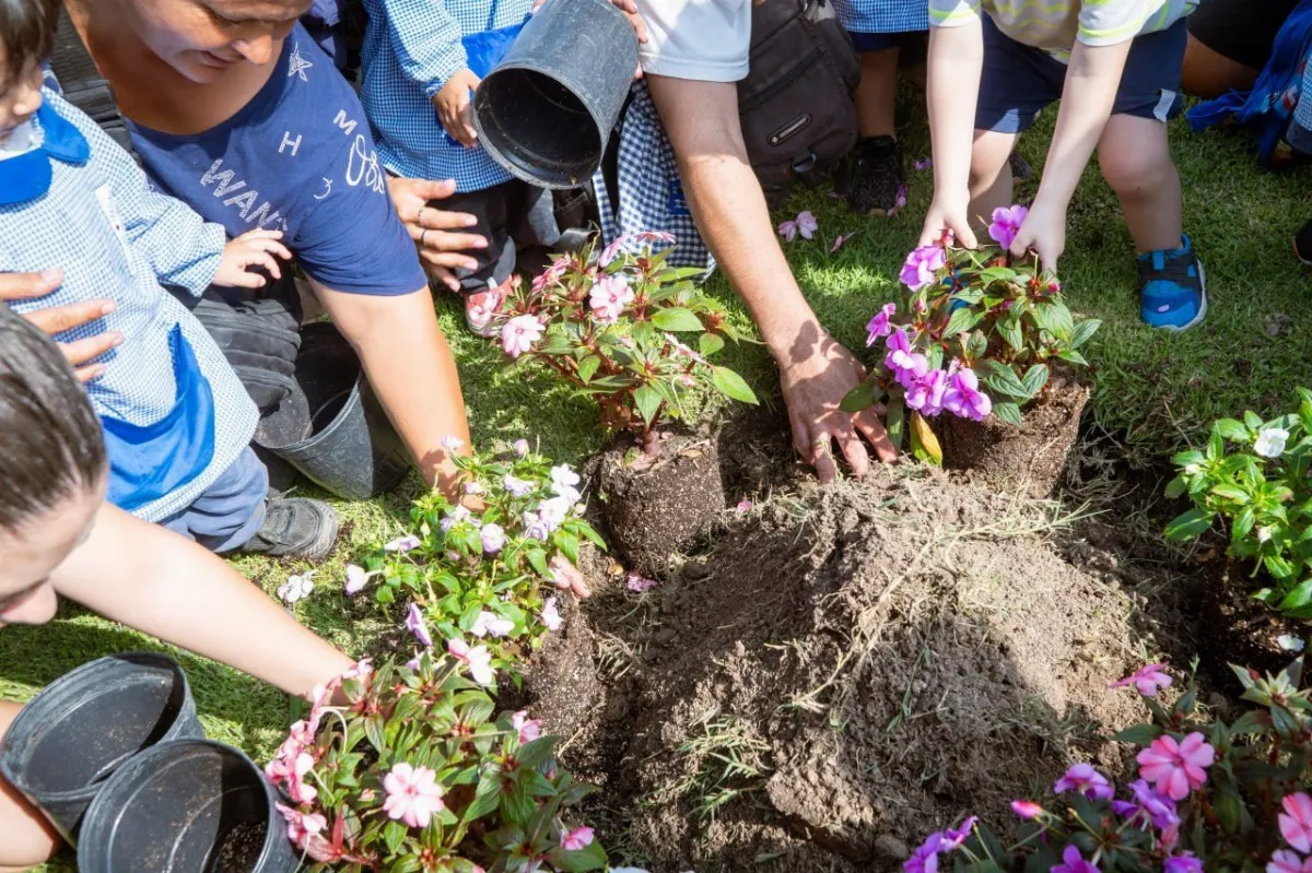 "Quilmes Respira 2026": Plantaron 20 árboles en el parque municipal de La Ribera