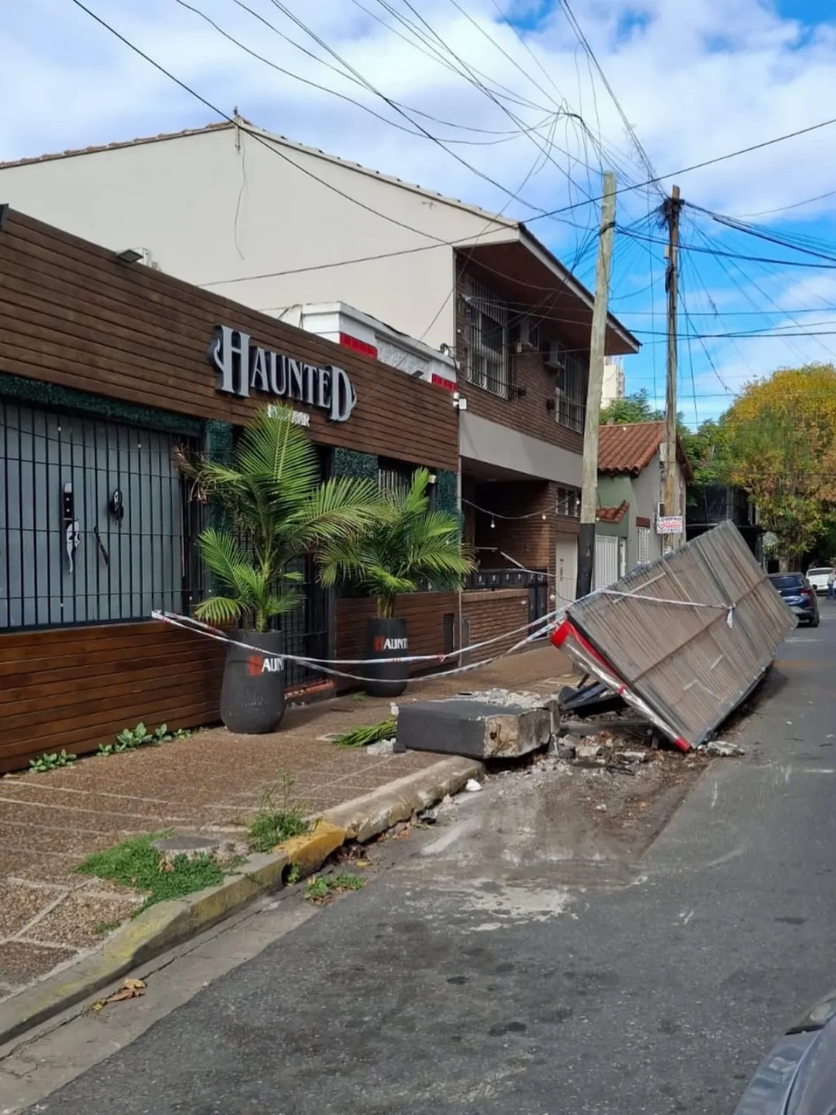 Un auto a toda velocidad destruyó el deck de un boliche