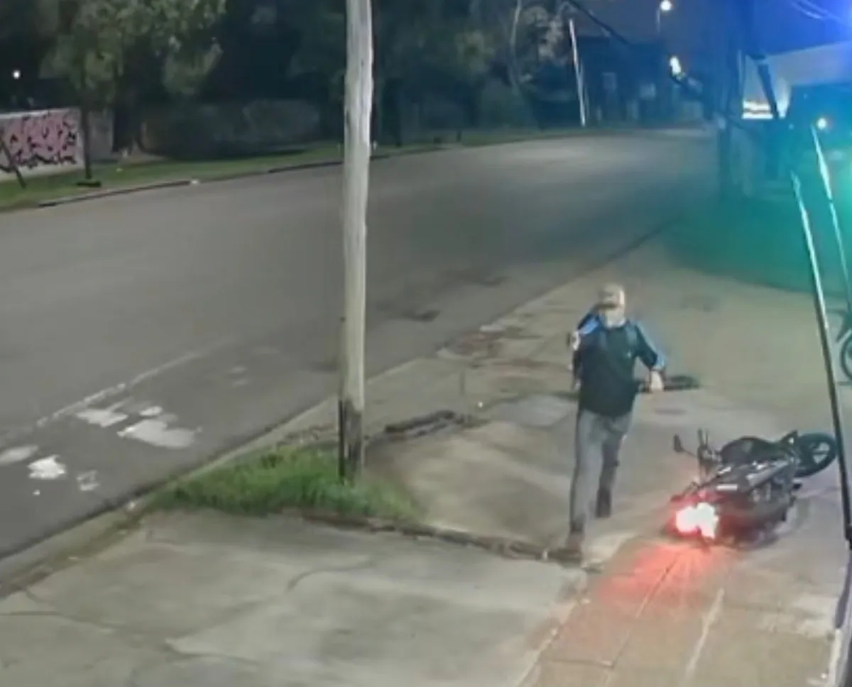 [VIDEO] Motochorros balearon a un joven para robarle la moto