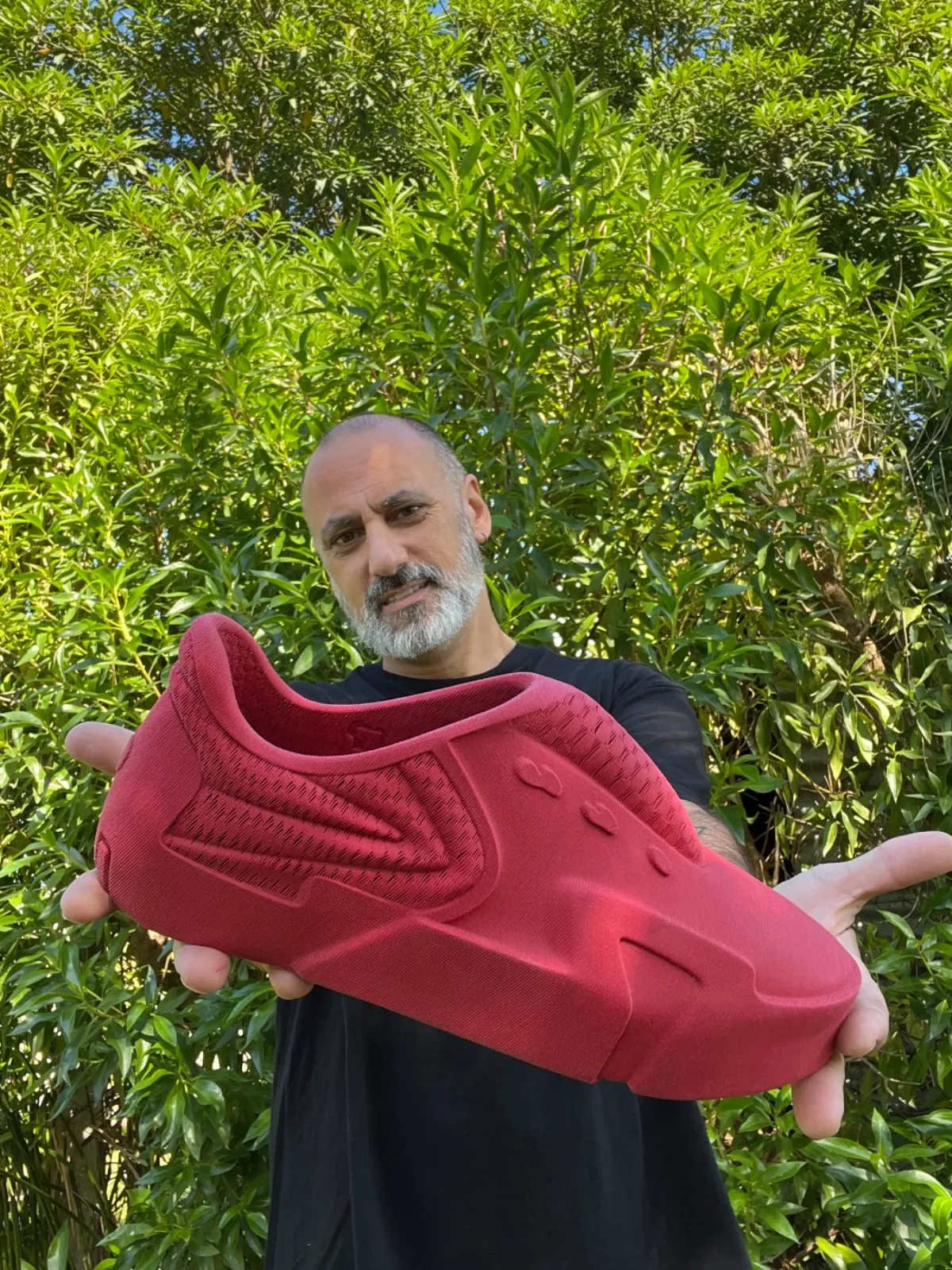 Diseñador quilmeño hace historia: Su calzado llega a una plataforma global que revoluciona la industria