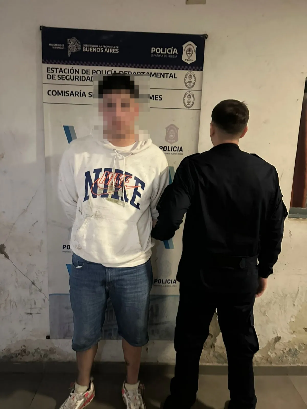 Robaban autos a mano armada: Los persiguieron, detuvieron y recuperaron los vehículos