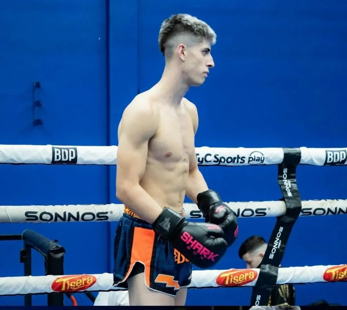 Joven bernalense viaja a Ecuador para representar al país en torneo internacional de kick boxing