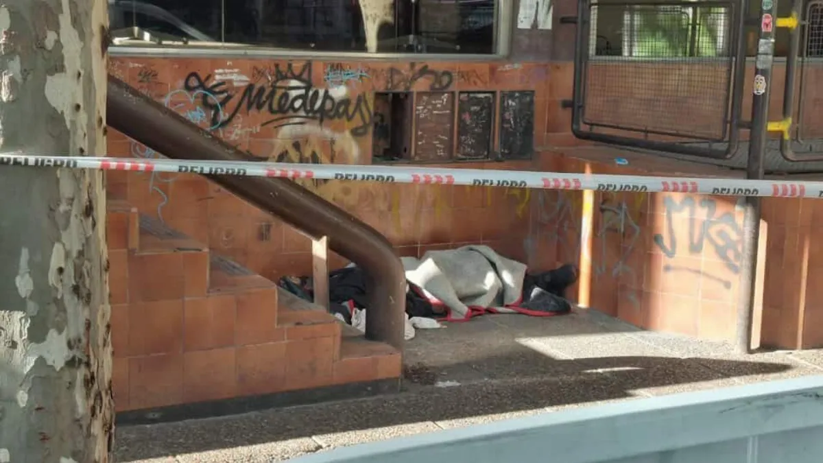 Hallaron muerto a un linyera en la puerta de la Biblioteca Mariano Moreno de Bernal