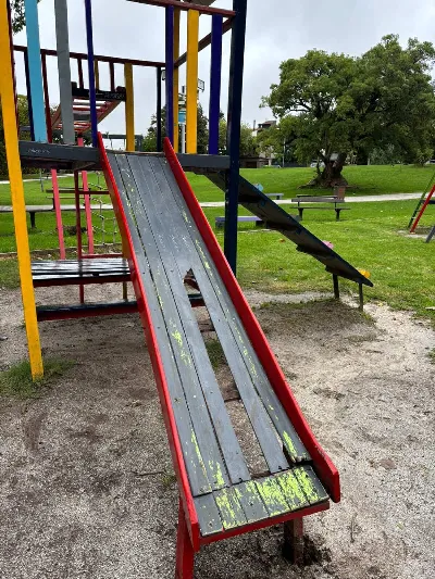 Bernal: vecinos reclaman por el deterioro de los juegos en la Plaza del Maestro