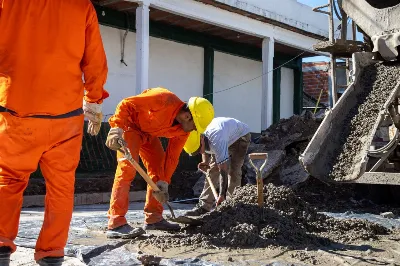 Avanzan las obras de pavimento en dos barrios de Bernal Oeste