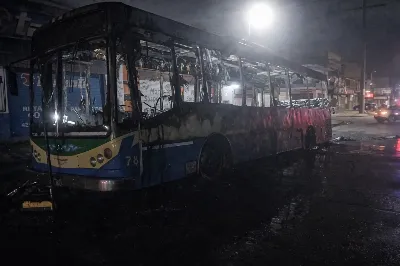 Voraz incendio destruyó un colectivo en San Francisco Solano