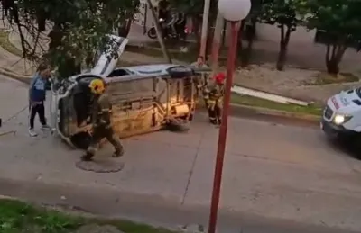 Accidente de tránsito en Solano: Un auto terminó dado vuelta tras una mala maniobra