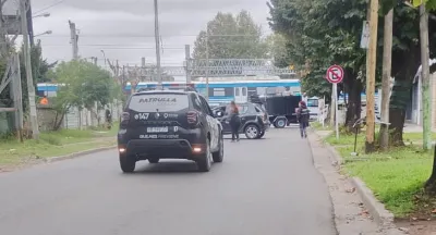 Una moto fue embestida por el Tren en el paso a nivel de Triunvirato