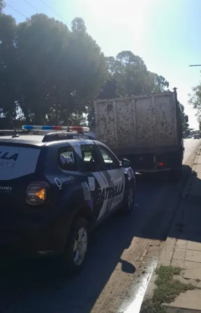 Multaron un camión que transportaba una carga ilegal de tierra