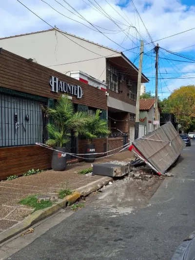 Un auto a toda velocidad destruyó el deck de un boliche