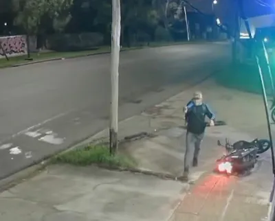 [VIDEO] Motochorros balearon a un joven para robarle la moto
