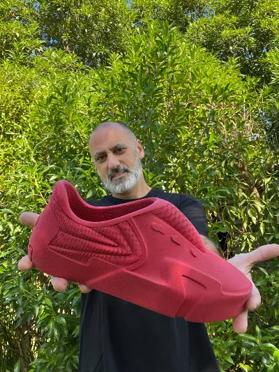 Diseñador quilmeño hace historia: Su calzado llega a una plataforma global que revoluciona la industria