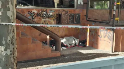 Hallaron muerto a un linyera en la puerta de la Biblioteca Mariano Moreno de Bernal