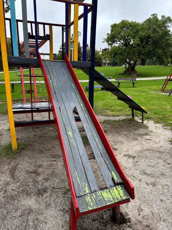 Bernal: vecinos reclaman por el deterioro de los juegos en la Plaza del Maestro