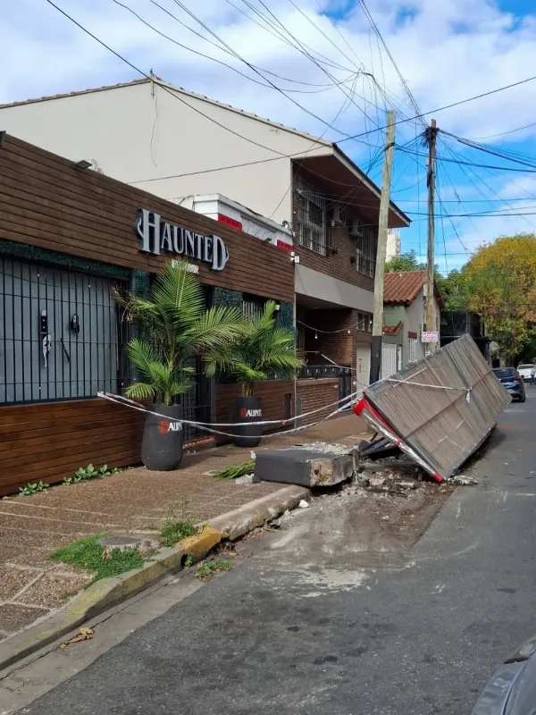 Un auto a toda velocidad destruyó el deck de un boliche