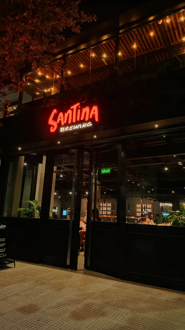 Santina Brewing llega a Quilmes: Cerveza artesanal, café de especialidad y restaurante en un mismo espacio