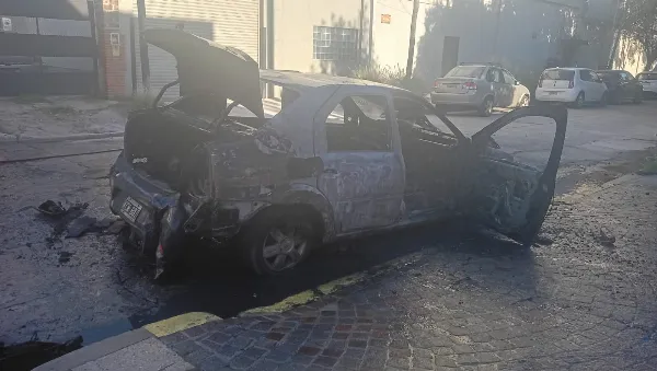 Incendio vehicular en Quilmes Oeste: un auto fue consumido por las llamas