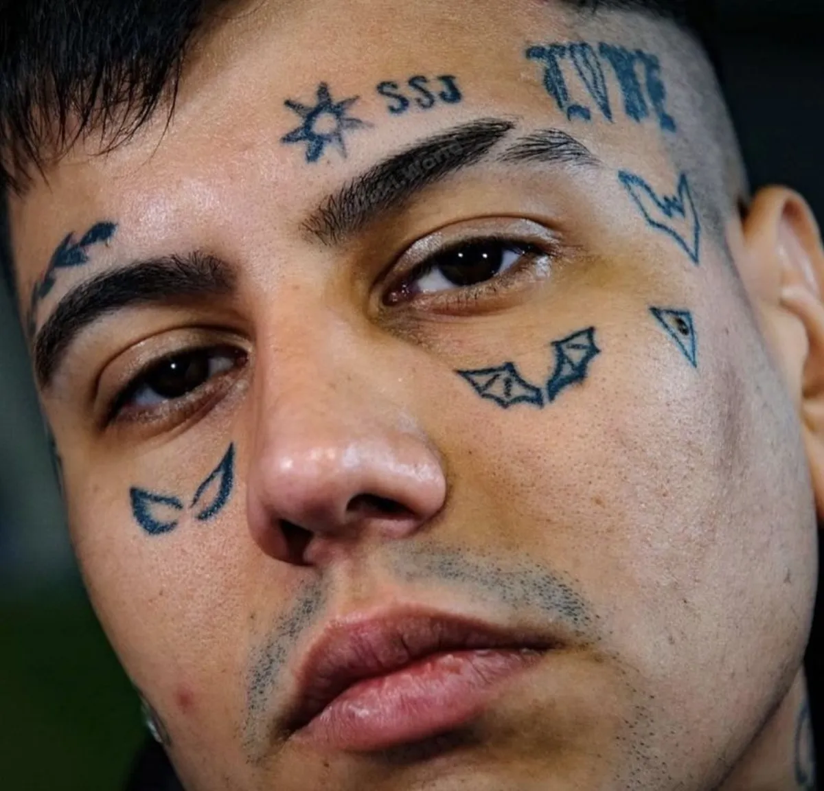 Tatuador quilmeño demandó al "Duki" por el uso de un diseño en merchandising oficial