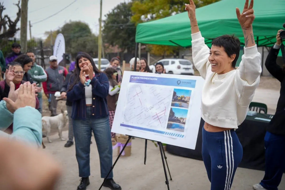 Mayra y Eva Mieri recorrieron obra de pavimentos en Solano y entregaron árboles a vecinos