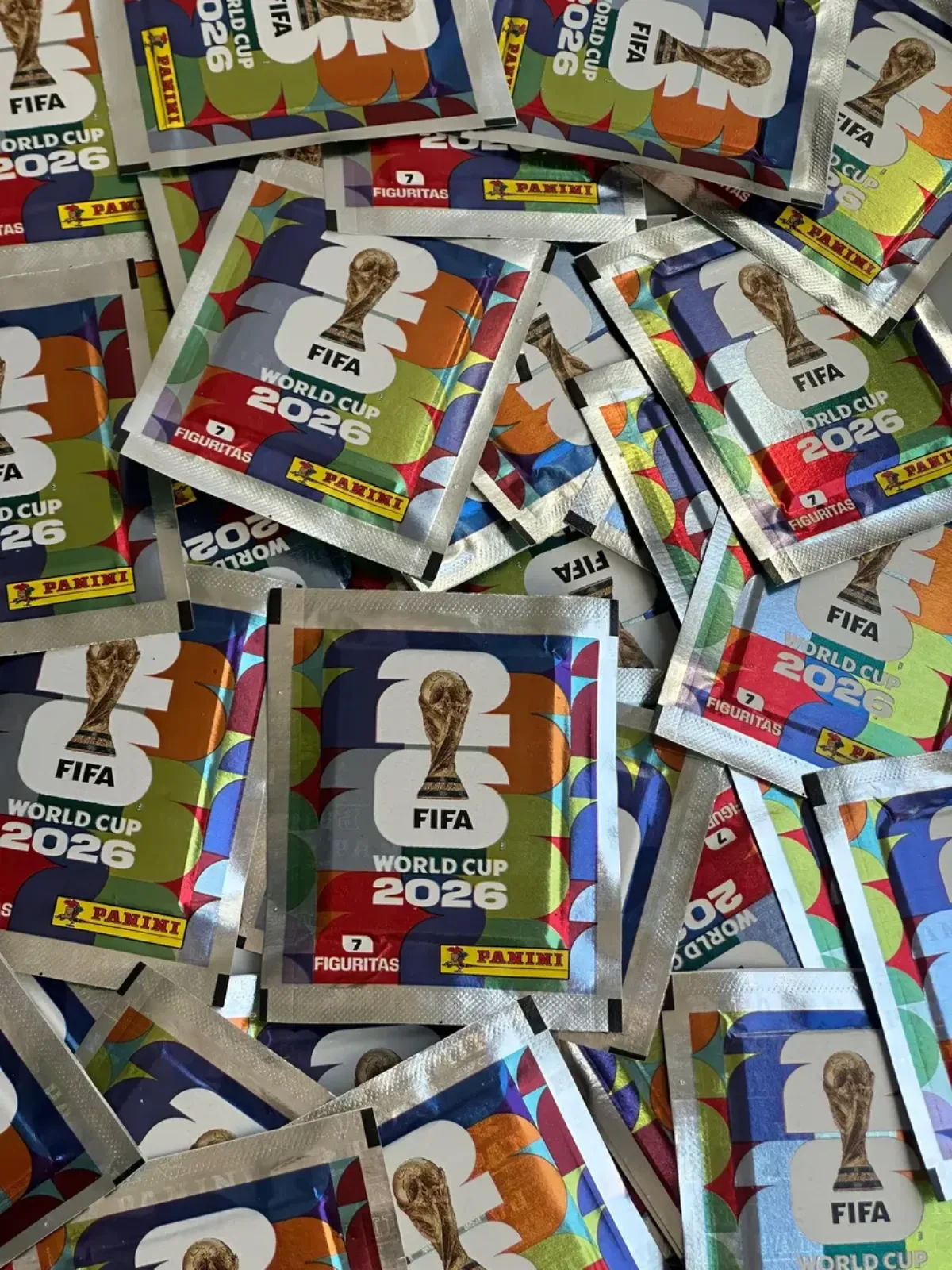 Furor por las figuritas del Mundial: Un local de Bernal las regalará este viernes