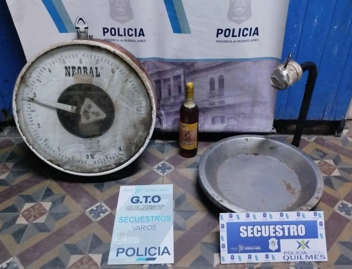 Robaron una balanza y una botella de miel en una verdulería: cinco detenidos