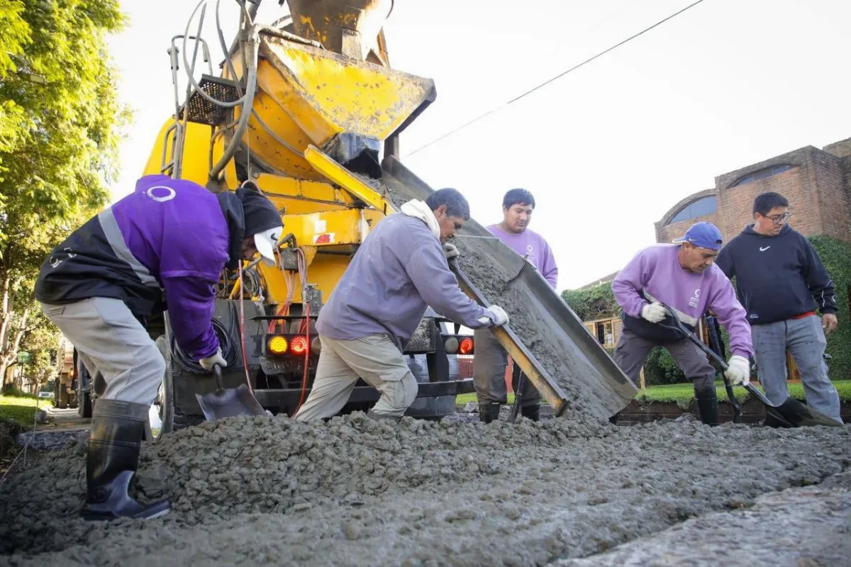 Continúan los trabajos de bacheo en Quilmes Oeste con financiamiento 100% municipal