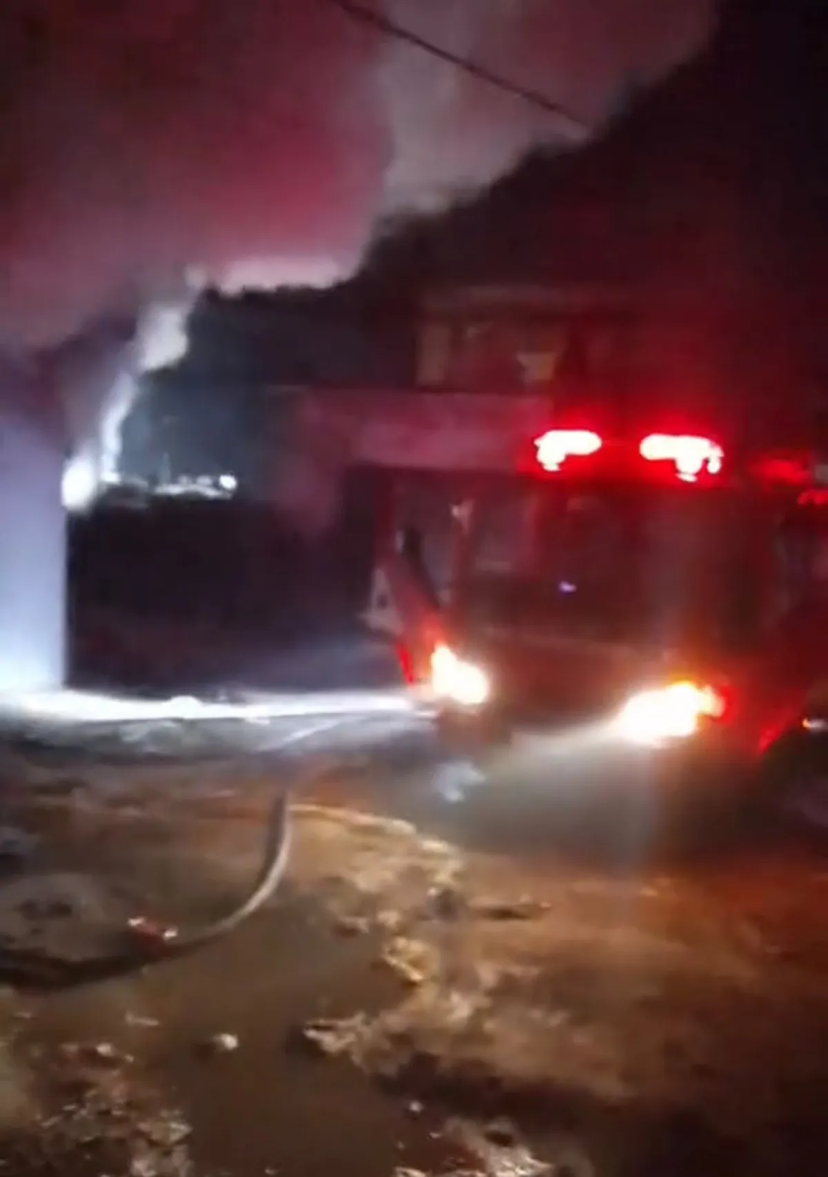Desgarrador incendio en Bernal Oeste: Una familia perdió todo