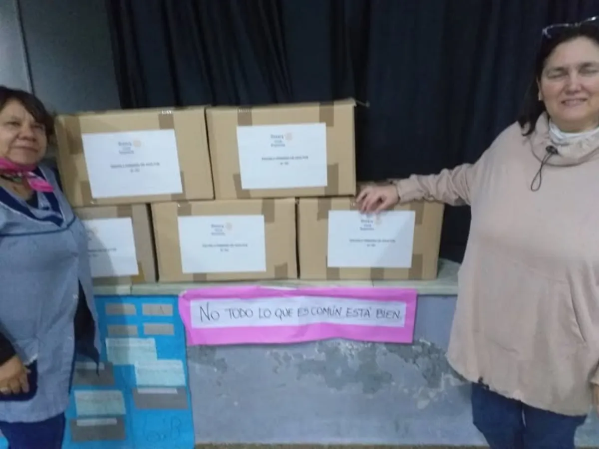 Rotary Club Ezpeleta entregó donaciones a escuelas de adultos